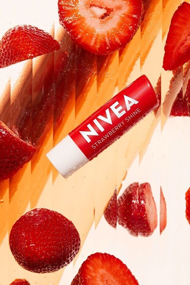 NIVEA Çilek Renkli Dudak Bakım Kremi ve Parlatıcısı 4.8g